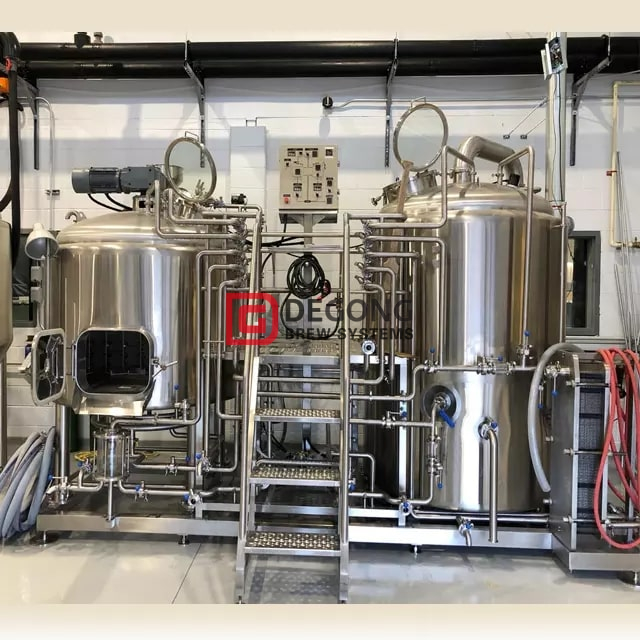 K dispozici je pivovarnický systém s 10palcovým systémem s možností úpravy piva z nerezové oceli